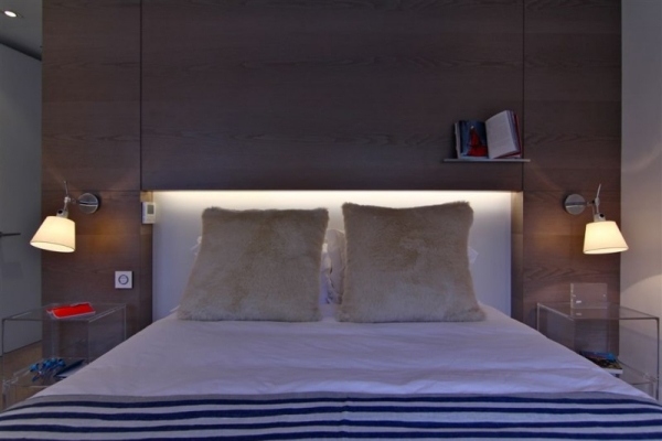 modernes schlafzimmer pelzkissen holzwand kopfteil