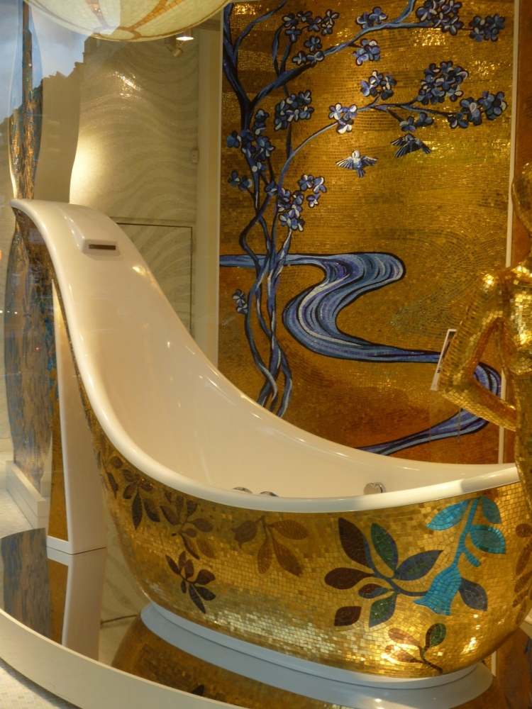 mosaik-fliesen-badezimmer-badwanne-freistehend-gold-floral-muster-luxus