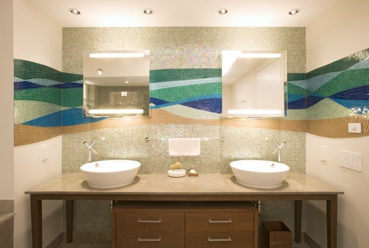 mosaik-fliesen-badezimmer-doppelwaschtisch-waschbecken-armatur-spiegel-mosaik-farben-blau-gold-gruen
