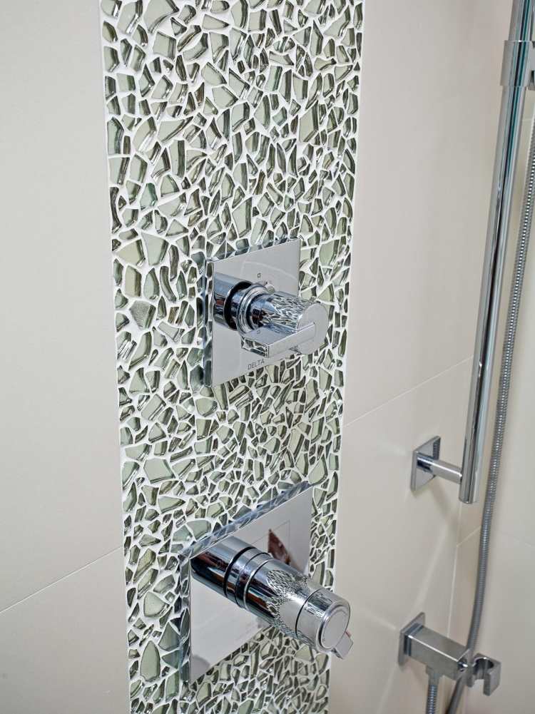 mosaik-fliesen-badezimmer-glas-stuecken-scherben-armatur-dusche-weiss