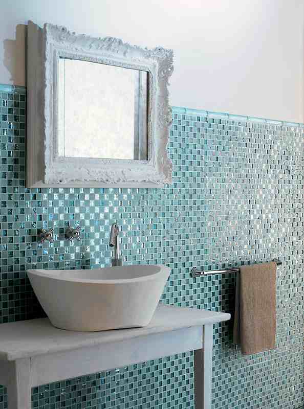 mosaik badezimmer glas fliesen hellblau vintage spiegelrahmen