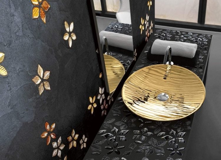 mosaik-fliesen-badezimmer-gold-schwarz-waschbecken-modern-italien