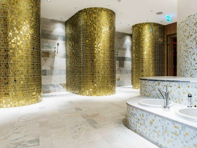 mosaik-fliesen-badezimmer-gold-weiss-perlmutt-waschbecken-marmor-weiss-grau