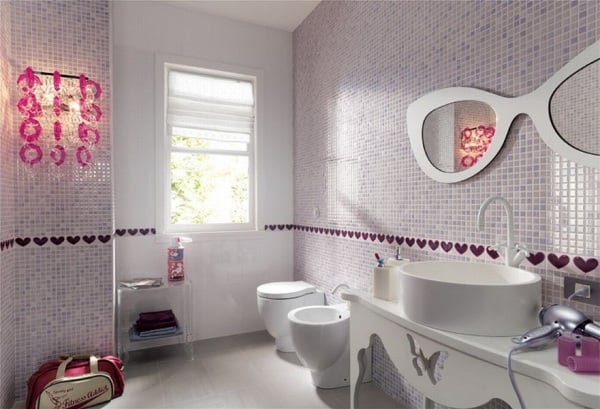 mosaik fliesen badezimmer hell rosa weiß mädchen wandspiegel