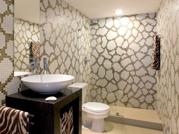 mosaik-fliesen-badezimmer-klo-dusche-muster-zebra-schwarz-waschkonsole-waschbecken-spiegel