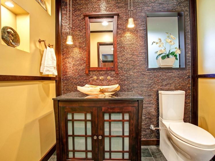mosaik-fliesen-badezimmer-klo-spiegel-waschtisch-gelb-wandfarbe-leuchten