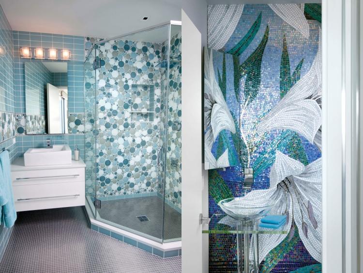 mosaik-fliesen-badezimmer-kreise-hellblau-blumen-modern-dusche-waschbecken-armatur