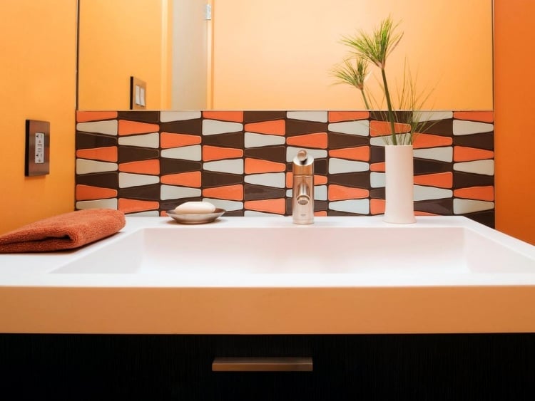 mosaik-fliesen-badezimmer-orange-dunkelbraun-waschbecken-armatur-waschtisch-spiegel-vase-blume