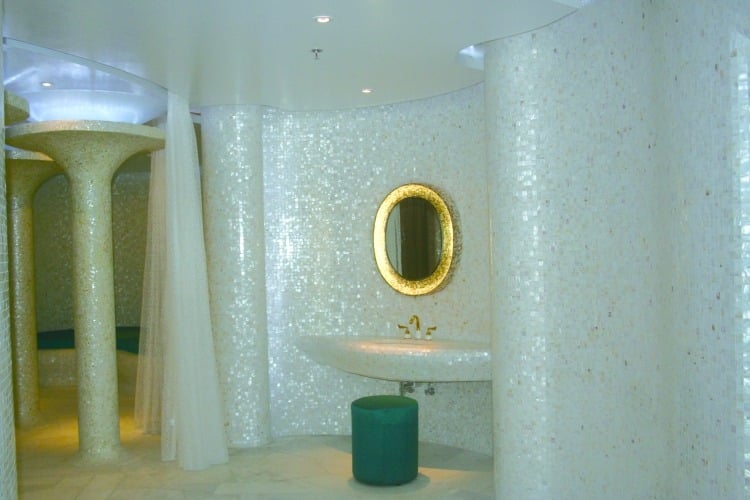 mosaik-fliesen-badezimmer-perlmutt-gold-spiegel-oval-armatur-saeule-weiss