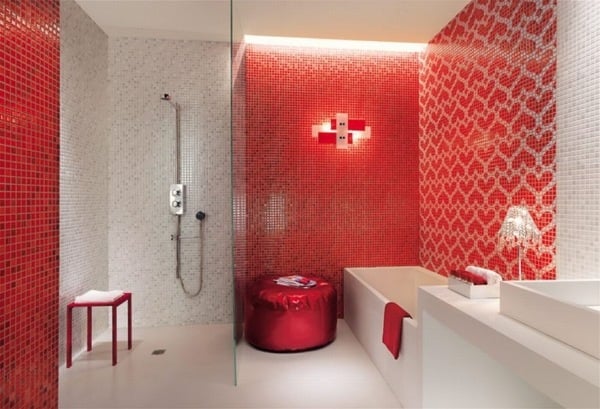 mosaik fliesen badezimmer rot weiß akzentwand herzen