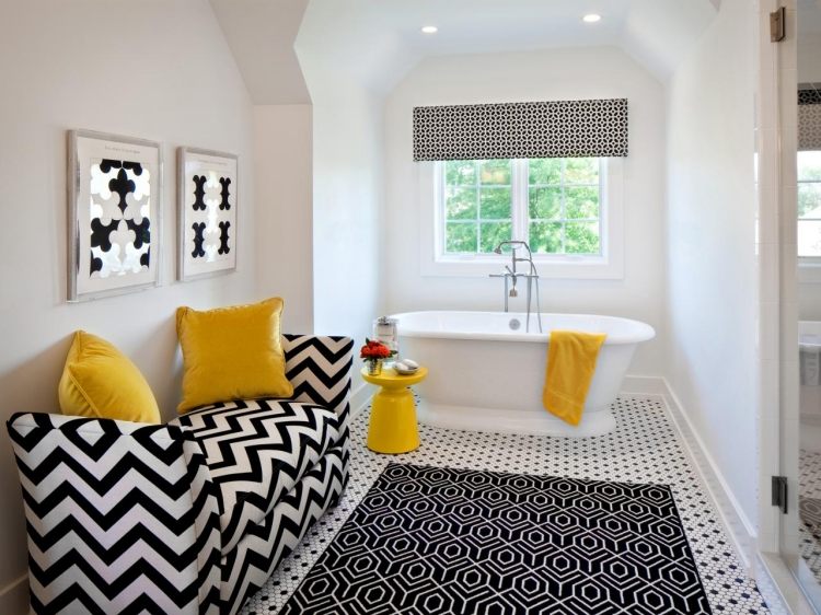 mosaik-fliesen-badezimmer-schwarz-weiss-badewanne-freistehend-vintage-armatur-couch-muster-fenster-gelb-akzente