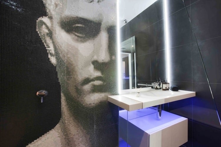 mosaik-fliesen-badezimmer-schwarz-weiss-spiegel-luxus-abbildung-statuie-roemisch