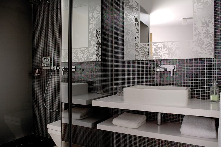 mosaik-fliesen-badezimmer-schwarz-weiss-waschbecken-rechteckig-abgerundet-armatur