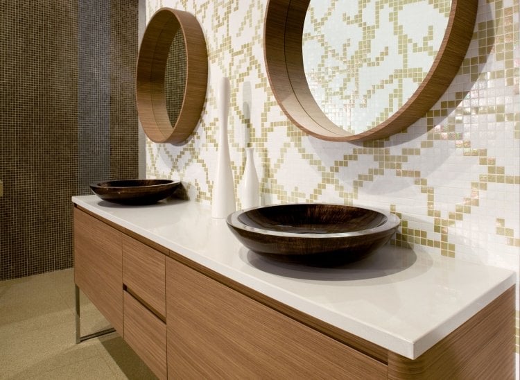 mosaik-fliesen-badezimmer-spiegel-rund-holz-untertisch-waschbecken-gold-muster