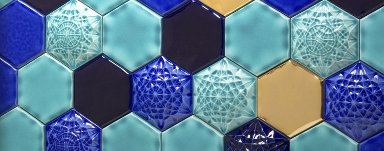 mosaik-fliesen-badezimmer-waben-muster-glasiert-blau-gold-tuerkis