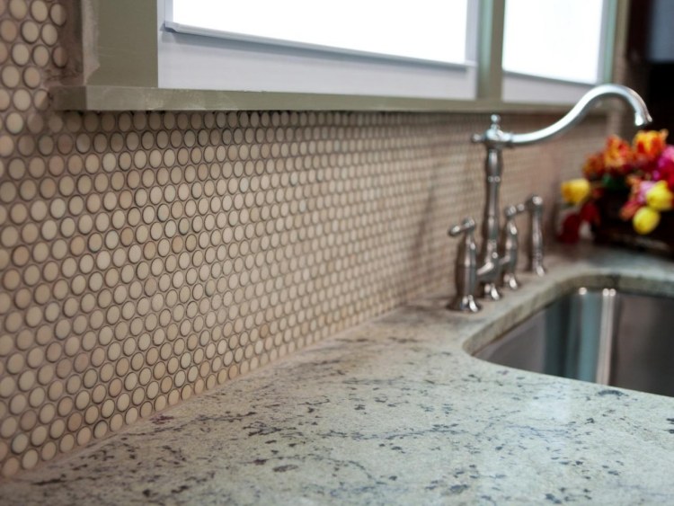 mosaik-fliesen-badezimmer-waschbecken-armatur-vintage-kreise-beige-waschtisch-marmor