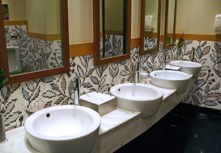 mosaik-fliesen-badezimmer-waschbecken-wascjtisch-marmor-rund-blumenmuster-spiegel-armatur