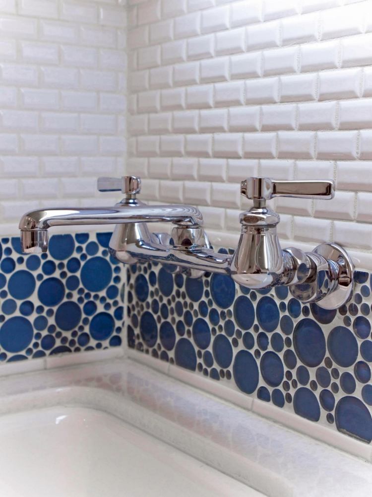 mosaik-fliesen-badezimmer-weiss-armatur-kreis-blau-badwanne-dekorativ