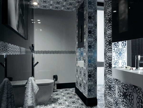 mosaikfliesen badezimmer weiß schwarz abstrakte muster