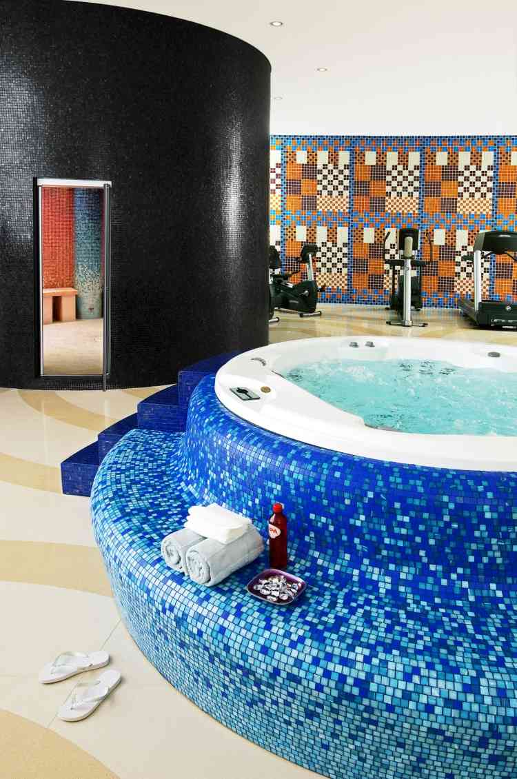 mosaik-fliesen-badezimmer-whirlpool-blau-schwarz-wasser-wellness-spa