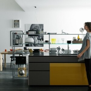 offene Küche gestalten Deko Ideen gelbe Farbe graue Kochinsel