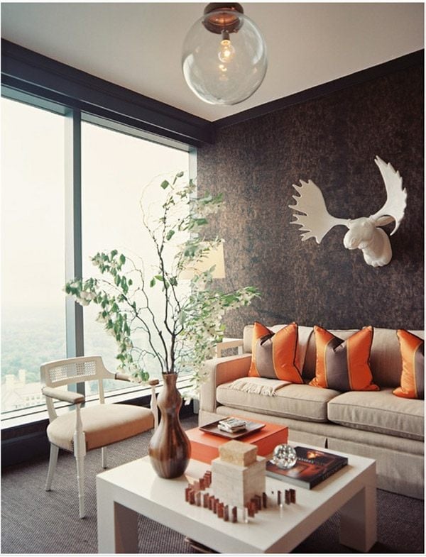 braune Tapeten Wohnzimmer orange Deko Kissen beige-Sofa