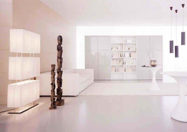 pur weißes wohnzimmer wohnwand minimalismus holz statuen