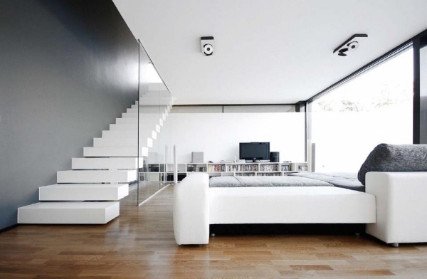 pur weißes wohnzimmer scwebende treppen sofa holzboden