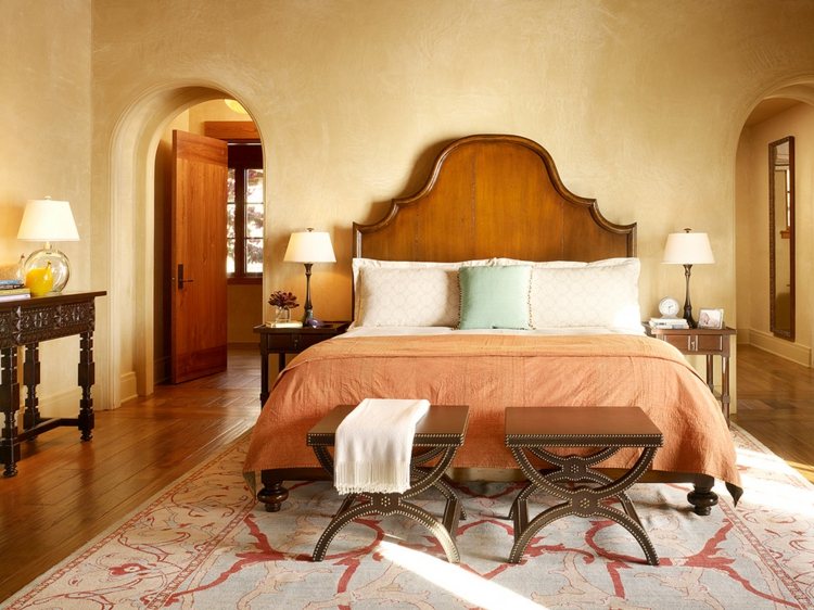 putz waende mediterran schlafzimmer design hocker teppich beige