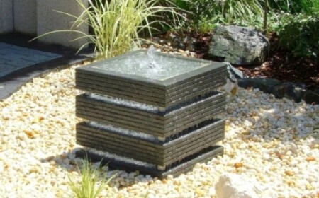 quadratische-form-minimalismus-im-gartenbrunnen-design