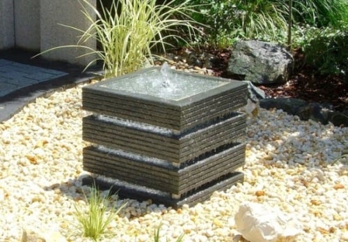 quadratische form minimalismus im gartenbrunnen design