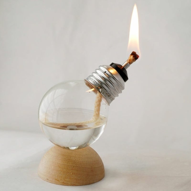 recycling ideen gluehbirne flamme gaslampe idee holz sockel