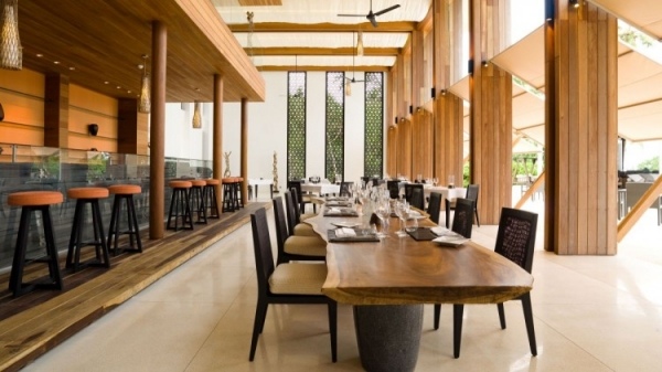 restaurant holz alila villas hadahaal exklusives resort auf malediven