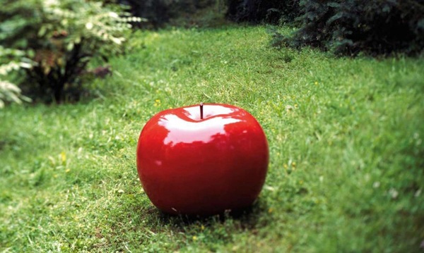 rote Apfel Gartenfigur Rasen Garten gestalten