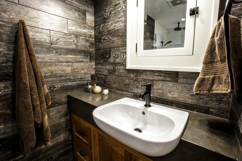 rustikale-Badezimmer-Wandgestaltung-verwertetem-Holz