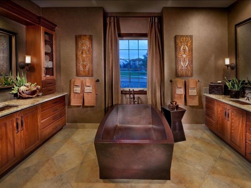 rustikale-Badezimmer-freistehende-Badewanne-Kupfer-Unterschrank-Holz