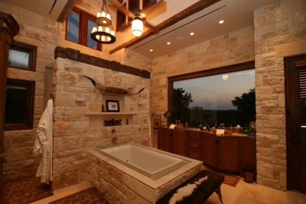 Badezimmer natursteinwand badewanne steinverkleidung kronleuchter
