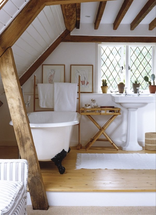 Badezimmer vintage badewanne rustikale dachbalken