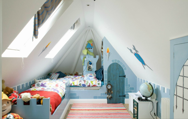 schlafecke im kinderzimmer dachschraege-hellblau-burg-thema-kleiderschrank-originell