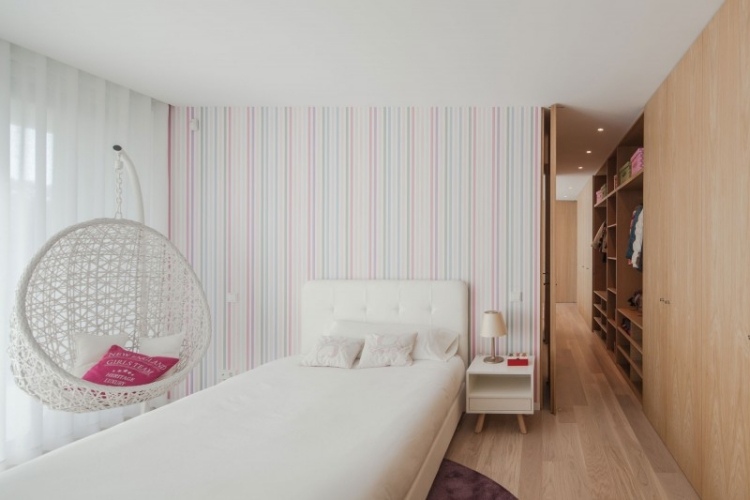 schlafzimmer-wandgestaltung-tapeten-streifenmuster-helle-farben-hangesessel