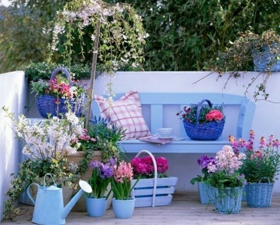 schöne Gartenbank blaue Farbe Balkon 