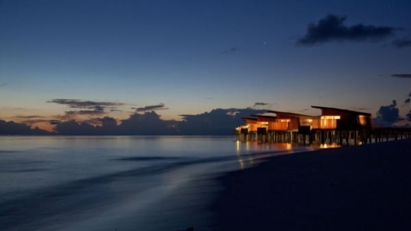sonnenuntergang strand alila villas hadahaal luxus resort auf malediven