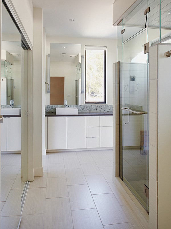 spiegeltüren badezimmer glas duschkabine weiße fliesen