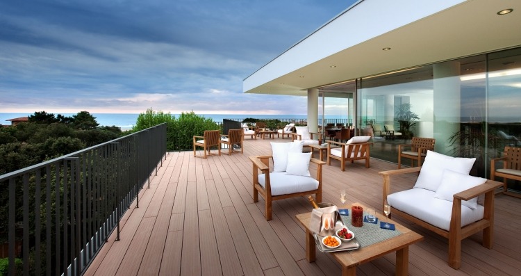 terrassen-gestaltung-luxus-meeresblick-holzboden-modern-panoramafenster