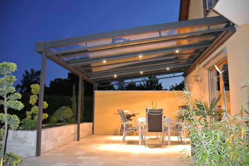terrassen überdachung glas transparent gestell aluminium esstisch weiss moebel