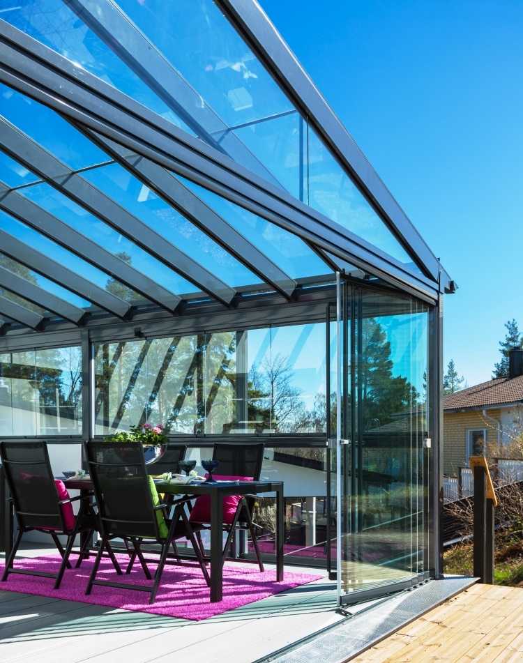 terrassenverglasung-balkon-teppich-gartenmoebel-stadt-modern-design