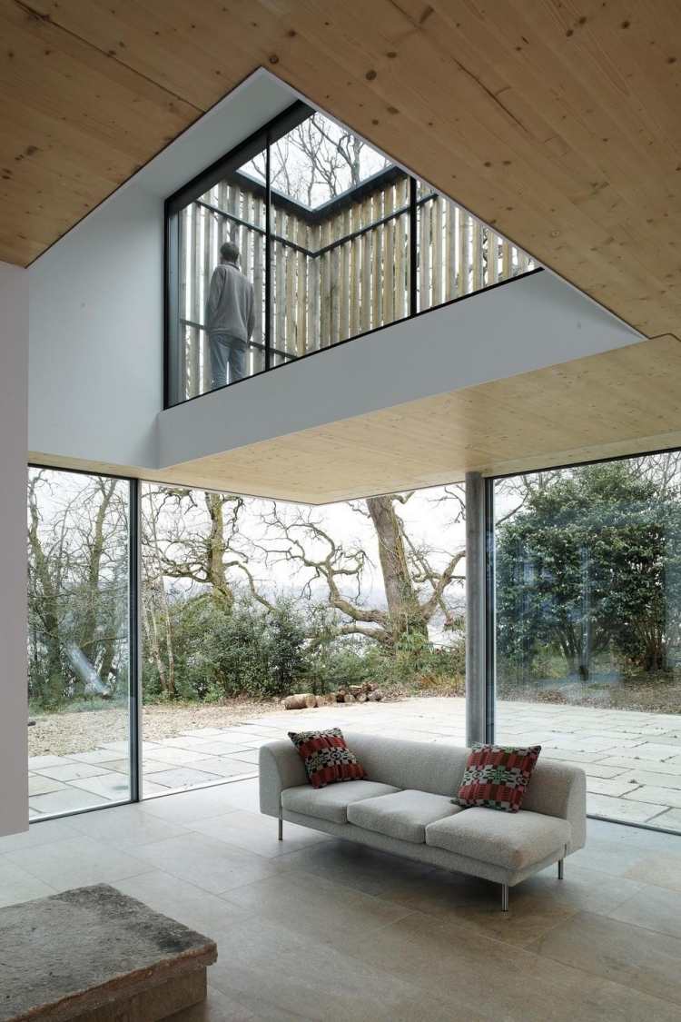 terrassenverglasung-terrassen-fensterwand-glaswaende-couch-dachfenster-moderne-architektur