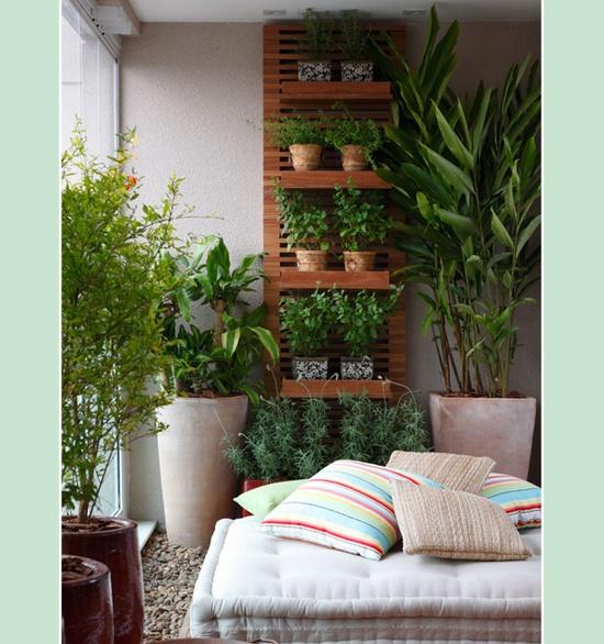 vertikale begrünung rankgerüst balkon sitzkissen pflanzen