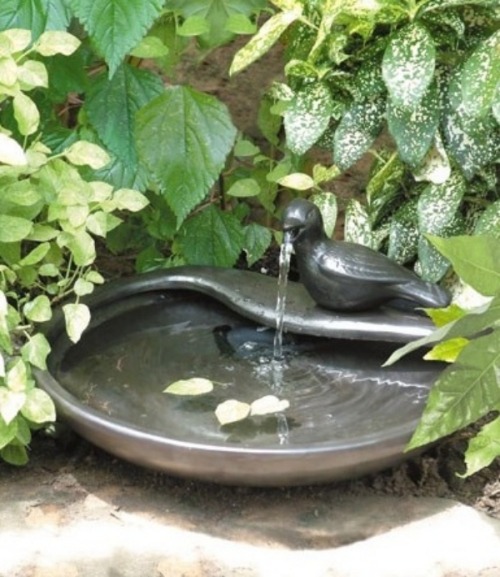 vogel figur minimalismus im gartenbrunnen design
