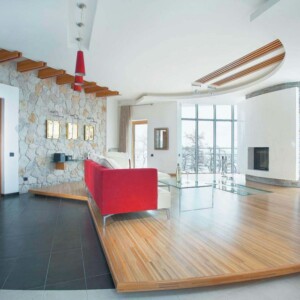 wandgestaltung im wohnzimmer hell stein parkett podest rot sofa